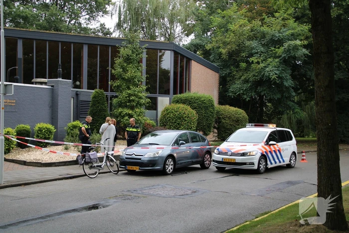 Fietsster botst tegen openstaande autoportier