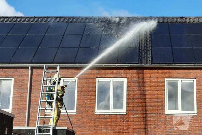 Zonnepanelen op dak in brand