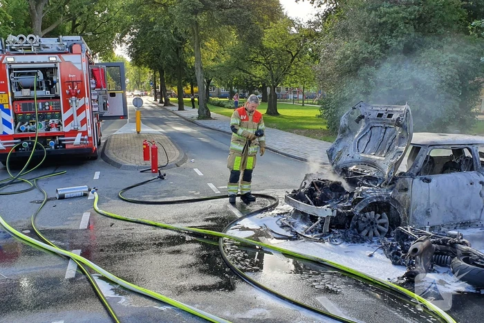 Mini Cooper en motor volledig uitgebrand op kruising