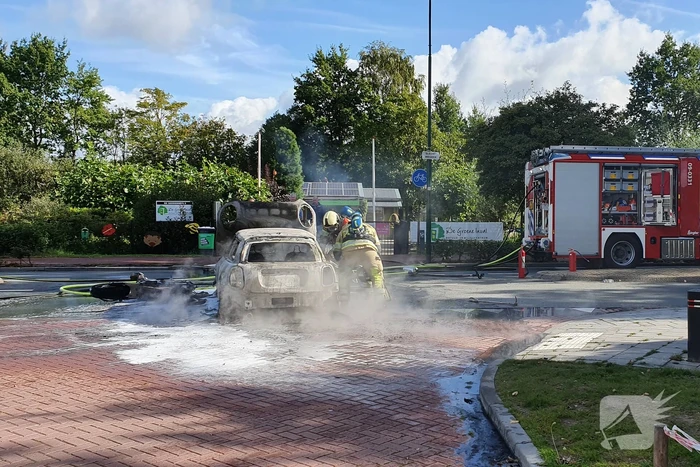 Mini Cooper en motor volledig uitgebrand op kruising