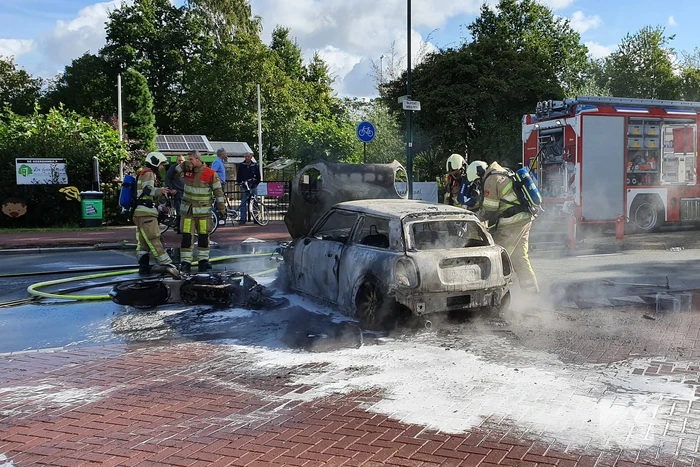 Mini Cooper en motor volledig uitgebrand op kruising