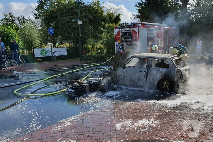 Mini Cooper en motor volledig uitgebrand op kruising