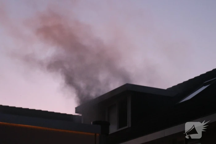 Veel rook bij woningbrand