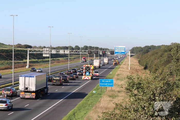 Rijstrook dicht en forse vertraging na ongeval