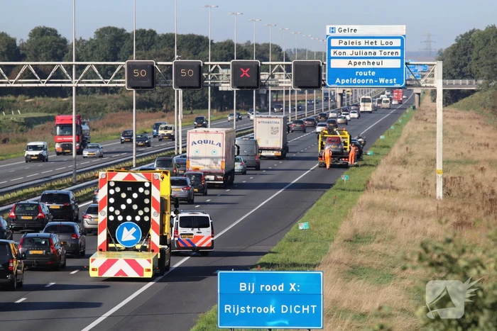 Rijstrook dicht en forse vertraging na ongeval