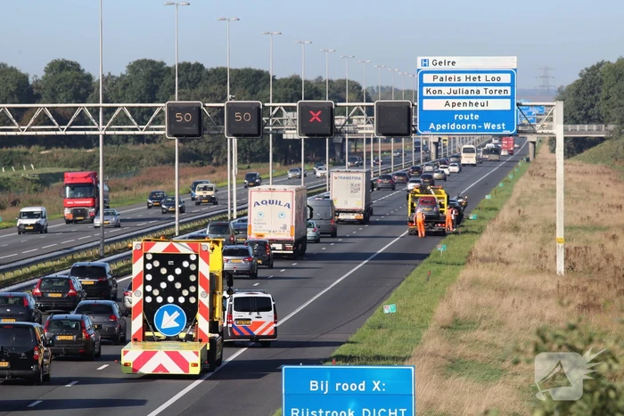 Rijstrook dicht en forse vertraging na ongeval