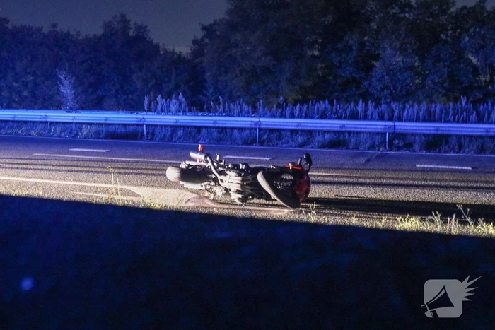 Motorrijder hard onderuit op afrit