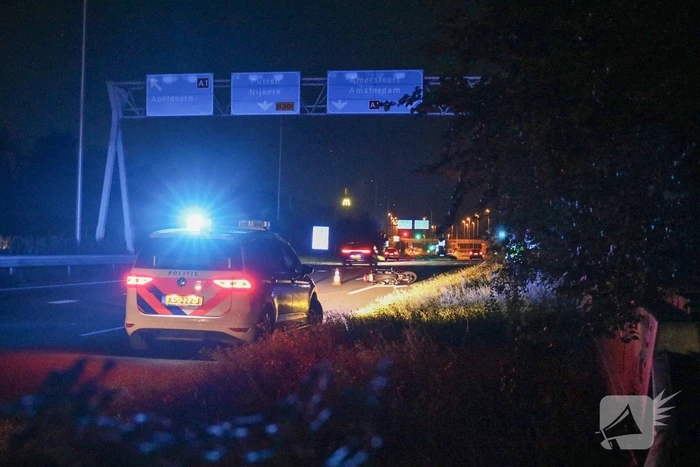 Motorrijder hard onderuit op afrit