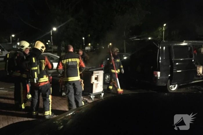 Bestelbus verwoest na te hete oven in laadruim