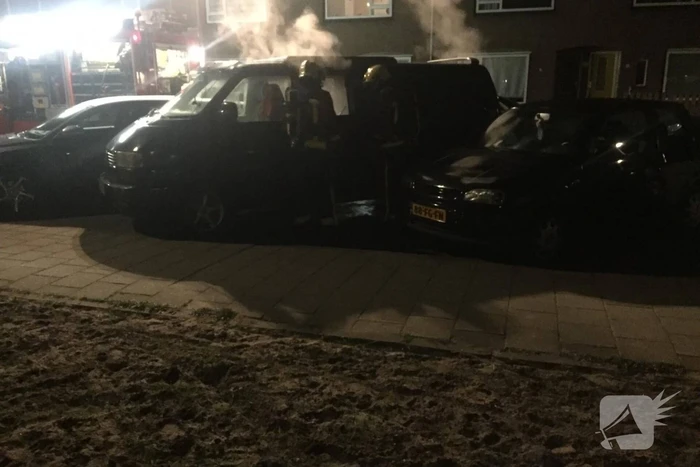 Bestelbus verwoest na te hete oven in laadruim