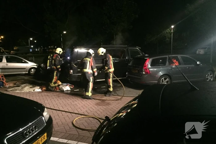 Bestelbus verwoest na te hete oven in laadruim