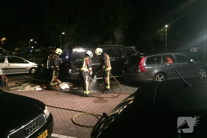 Bestelbus verwoest na te hete oven in laadruim