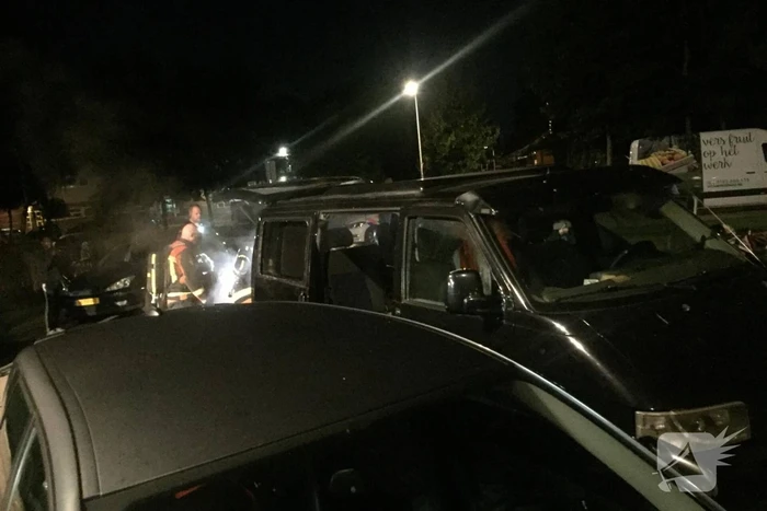 Bestelbus verwoest na te hete oven in laadruim