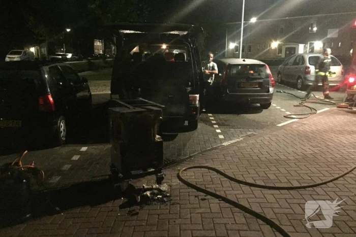 Bestelbus verwoest na te hete oven in laadruim