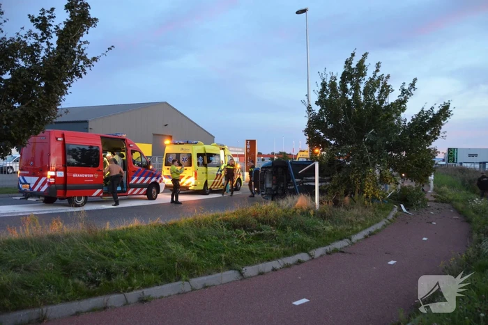 Auto vliegt uit de bocht belandt op zijkant