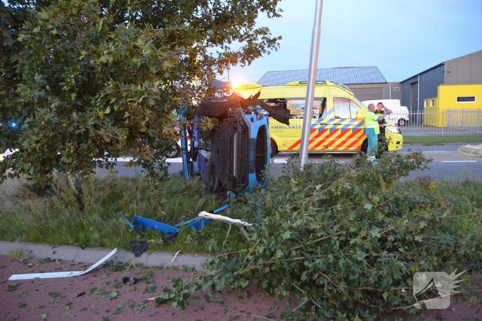 Auto vliegt uit de bocht belandt op zijkant