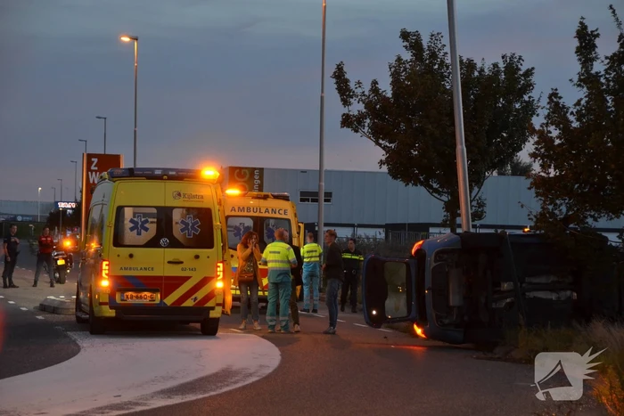 Auto vliegt uit de bocht belandt op zijkant