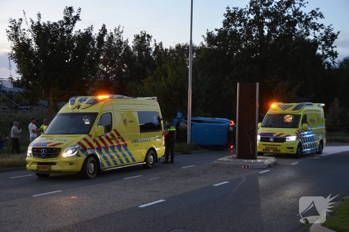 Auto vliegt uit de bocht belandt op zijkant