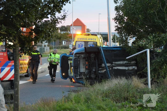 Auto vliegt uit de bocht belandt op zijkant