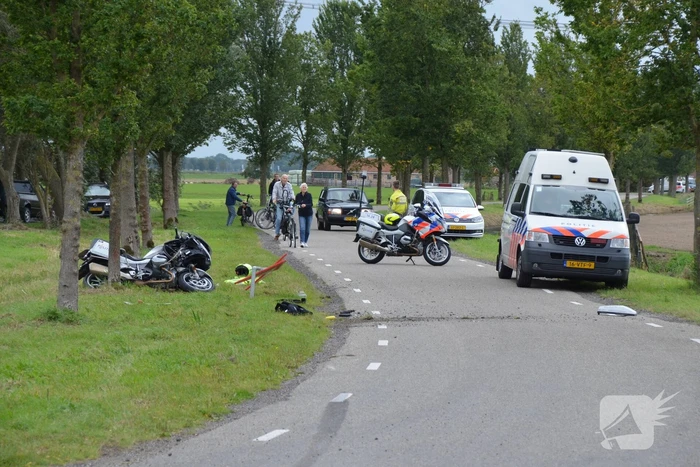 Politiemotor gaat onderuit in bocht