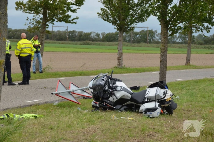 Politiemotor gaat onderuit in bocht