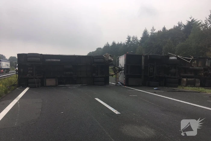 Rijbaan snelweg geblokkeerd door gekantelde vrachtwagen; filmende bestuurders bekeurd