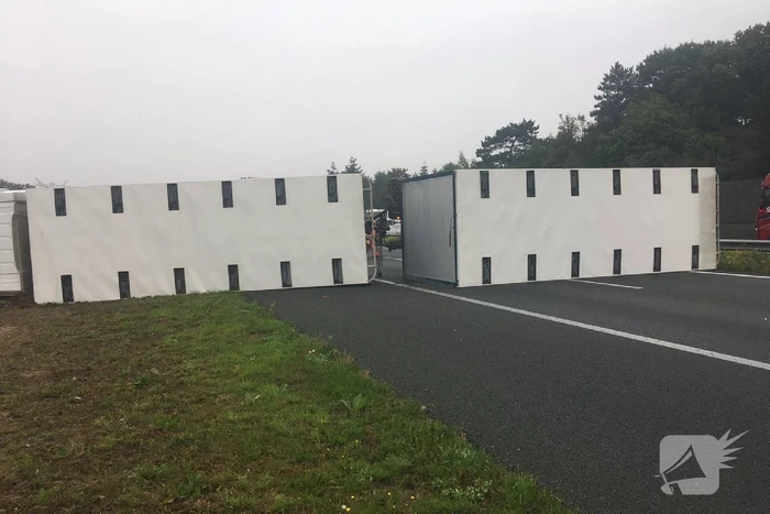 Rijbaan snelweg geblokkeerd door gekantelde vrachtwagen; filmende bestuurders bekeurd