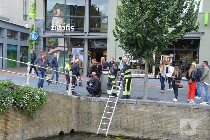 Kat uit afvoer naar gracht gered