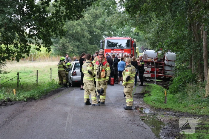 Volwassene en kind gewond bij frontale aanrijding