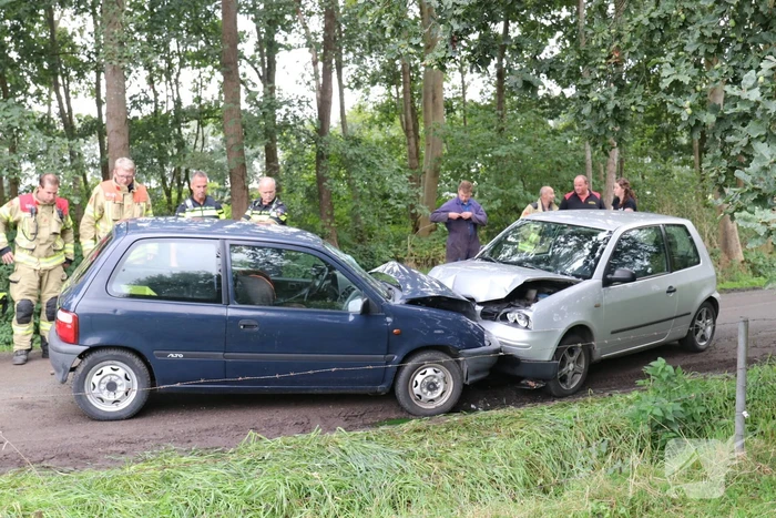 Volwassene en kind gewond bij frontale aanrijding