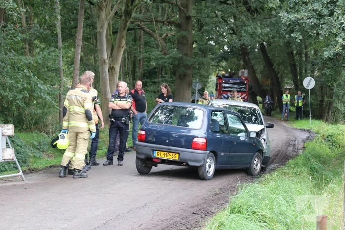 Volwassene en kind gewond bij frontale aanrijding