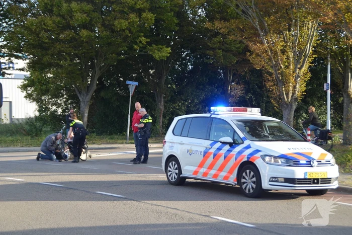 Fietser gewond na aanrijding met bestelbus