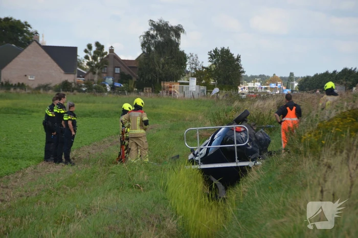 Auto raakt van de weg en belandt op de kop in greppel