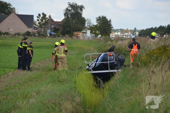 Auto raakt van de weg en belandt op de kop in greppel