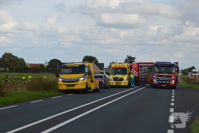Auto raakt van de weg en belandt op de kop in greppel