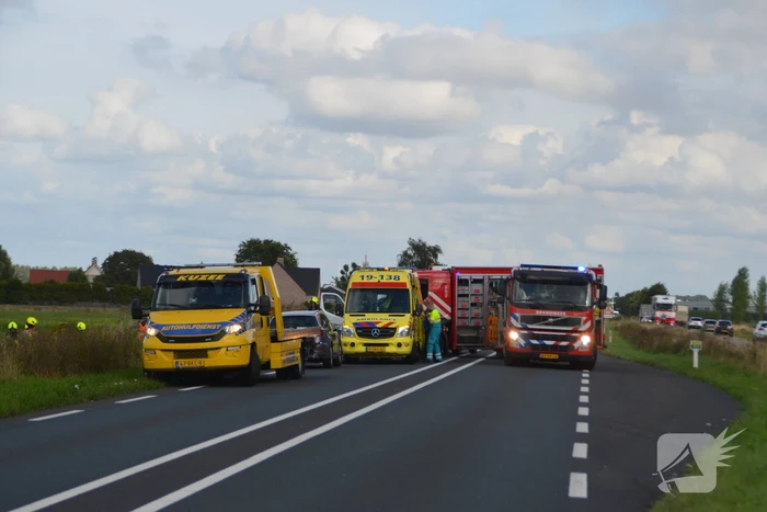 Auto raakt van de weg en belandt op de kop in greppel