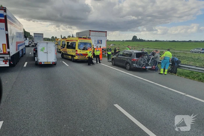 Auto botst op vrachtwagen