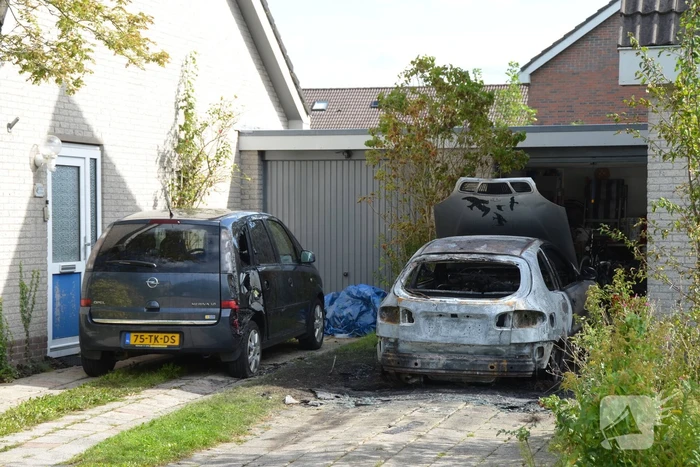 Auto op oprit woning uitgebrand