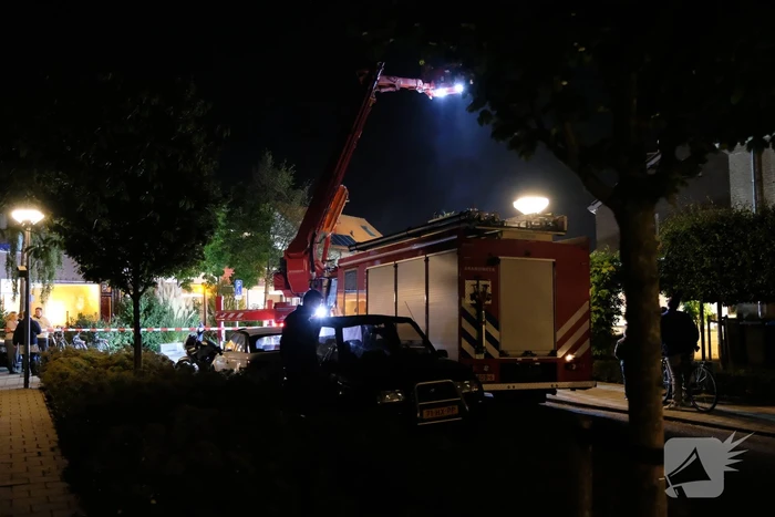 Brandweer sloopt dak om brand te lokaliseren