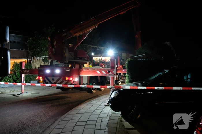 Brandweer sloopt dak om brand te lokaliseren