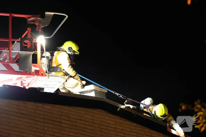 Brandweer sloopt dak om brand te lokaliseren