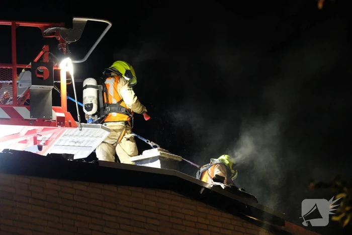 Brandweer sloopt dak om brand te lokaliseren