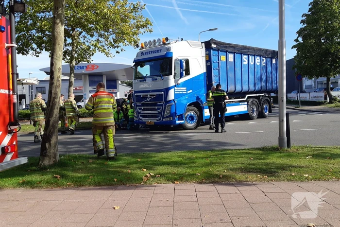 Afslaande vrachtwagen rijdt over fietsster