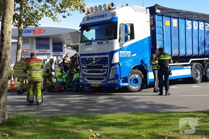 Afslaande vrachtwagen rijdt over fietsster