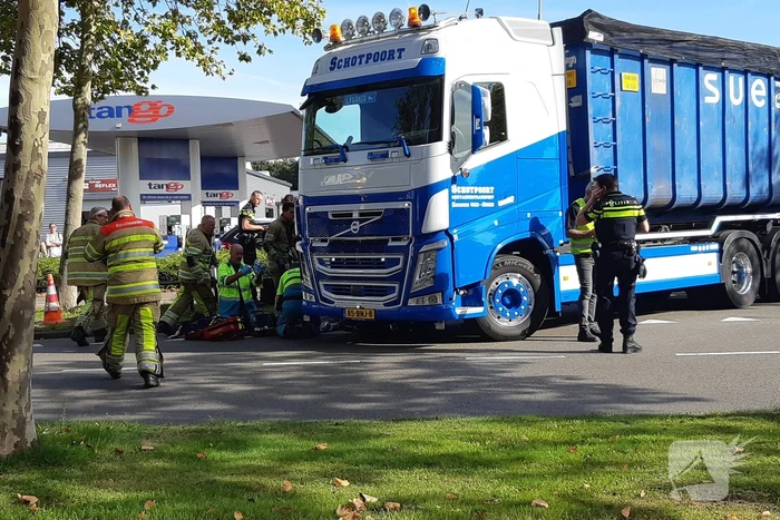Afslaande vrachtwagen rijdt over fietsster