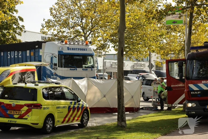 Afslaande vrachtwagen rijdt over fietsster