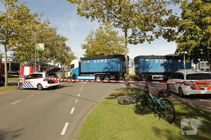 Afslaande vrachtwagen rijdt over fietsster