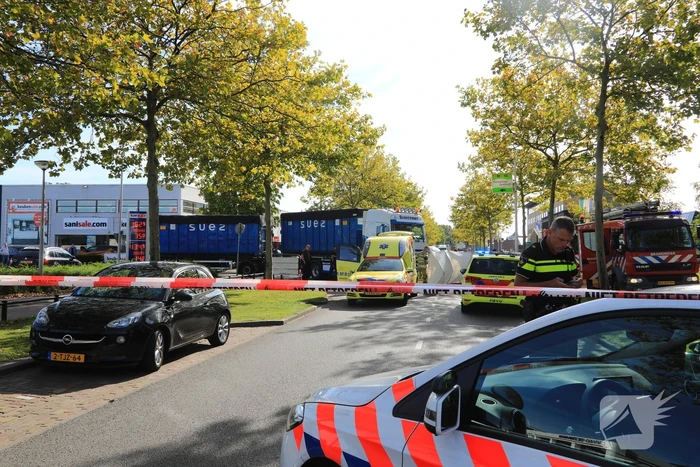 Afslaande vrachtwagen rijdt over fietsster