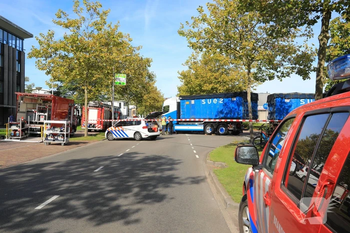 Afslaande vrachtwagen rijdt over fietsster