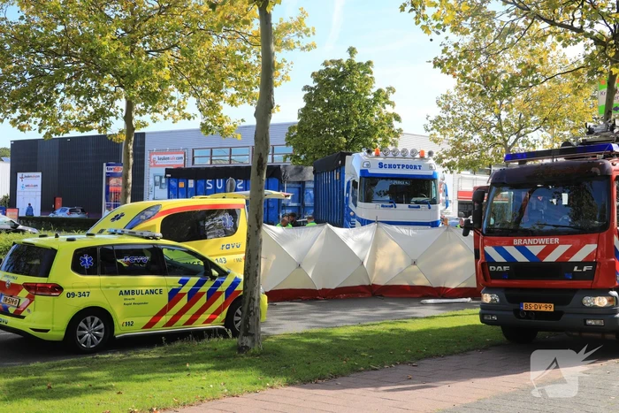 Afslaande vrachtwagen rijdt over fietsster